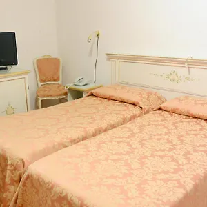ambassador-tre-rose.hotelinveneto.com/